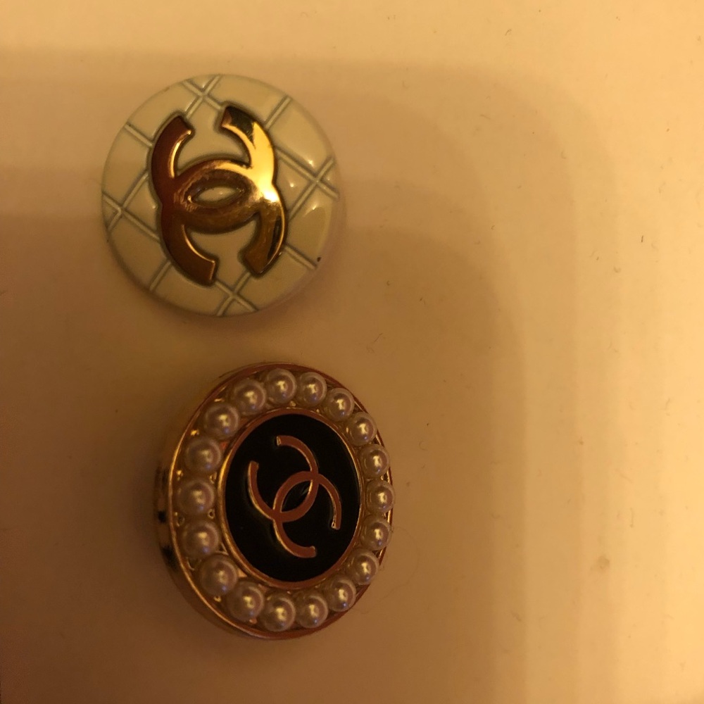2 Chanel mixed set Buttons of 2 - Picture 2 of 4